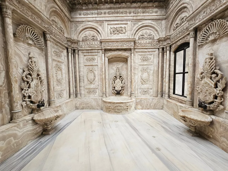 Дворецът Долмабахче