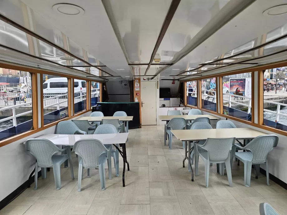 Вътрешността на лодката до Девичата кула