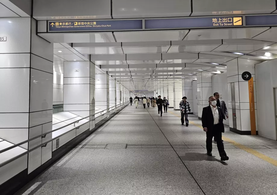 Пътуване от гара Шинджуку до сградата на столичното правителство на Токио