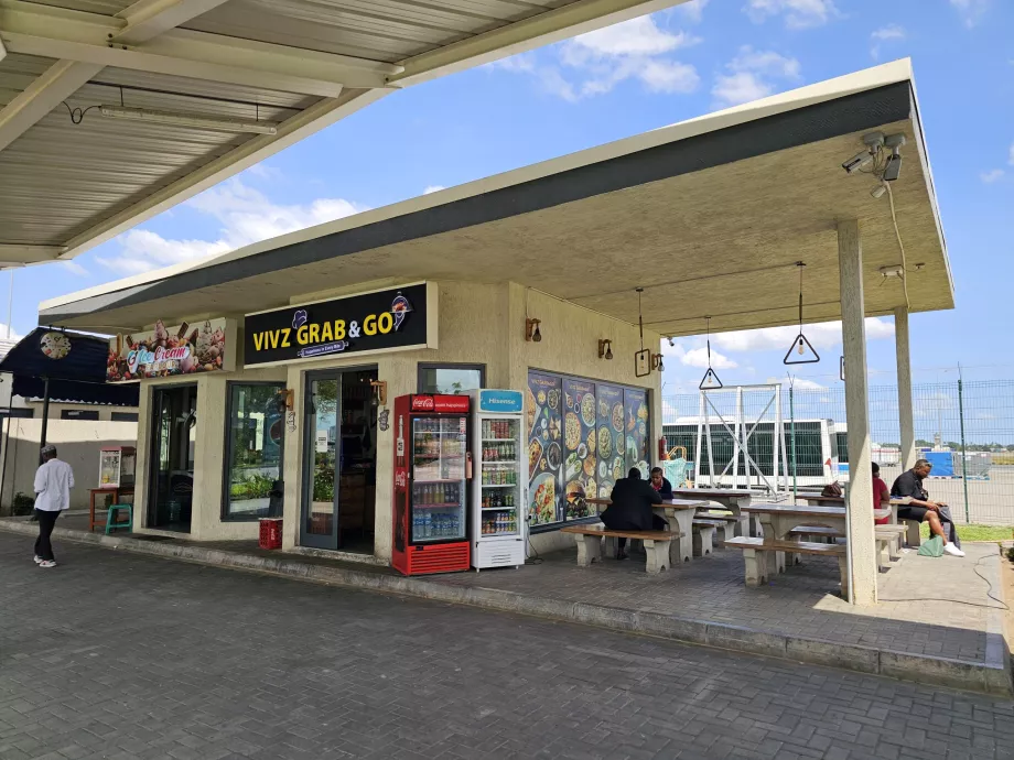 Закуски между терминали 2 и 3