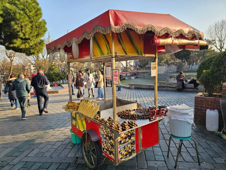 Стойка с царевица и кестени