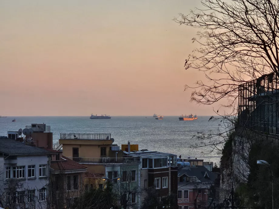 Изглед от улиците под Синята джамия