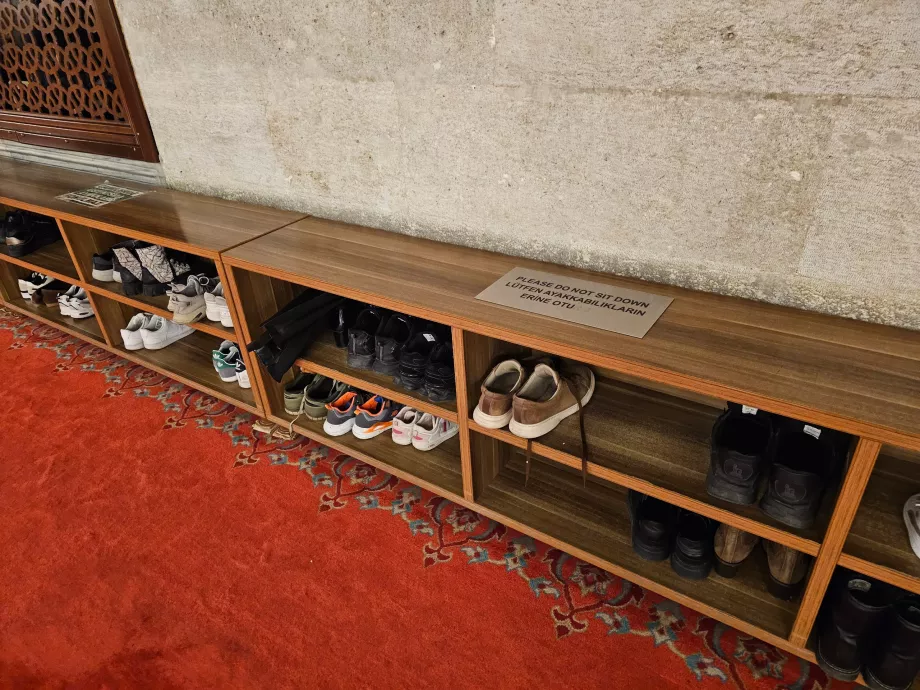 Джамията Сюлейман, зона за обувки