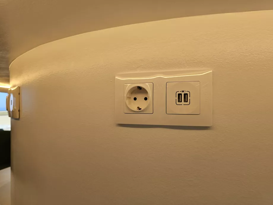 Контакти и USB