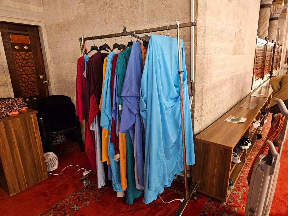 Джамия Сюлейман, наемане на халат