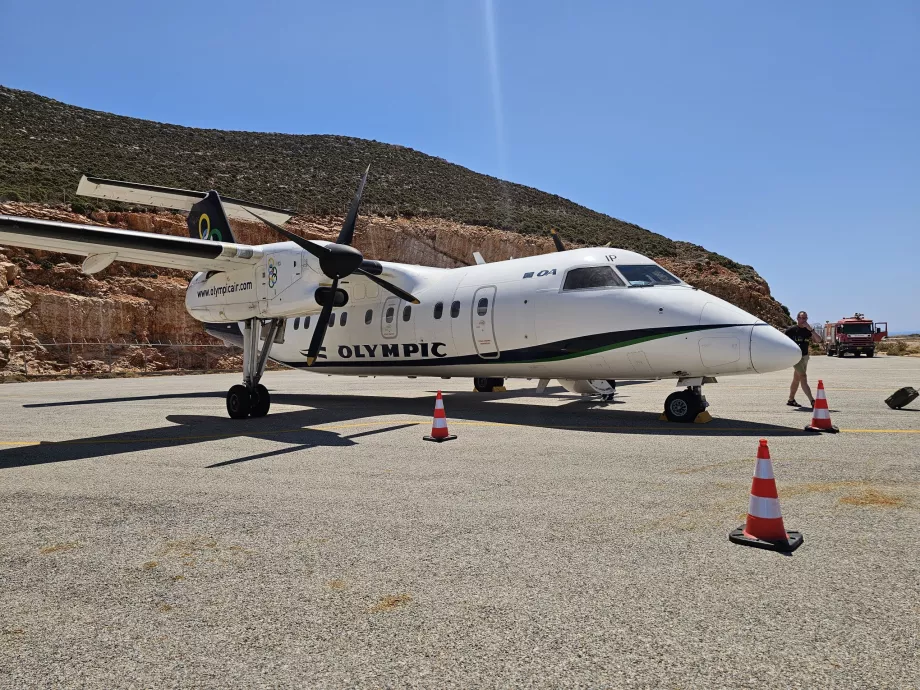 Dash 8-100 на летище Kateslorizo