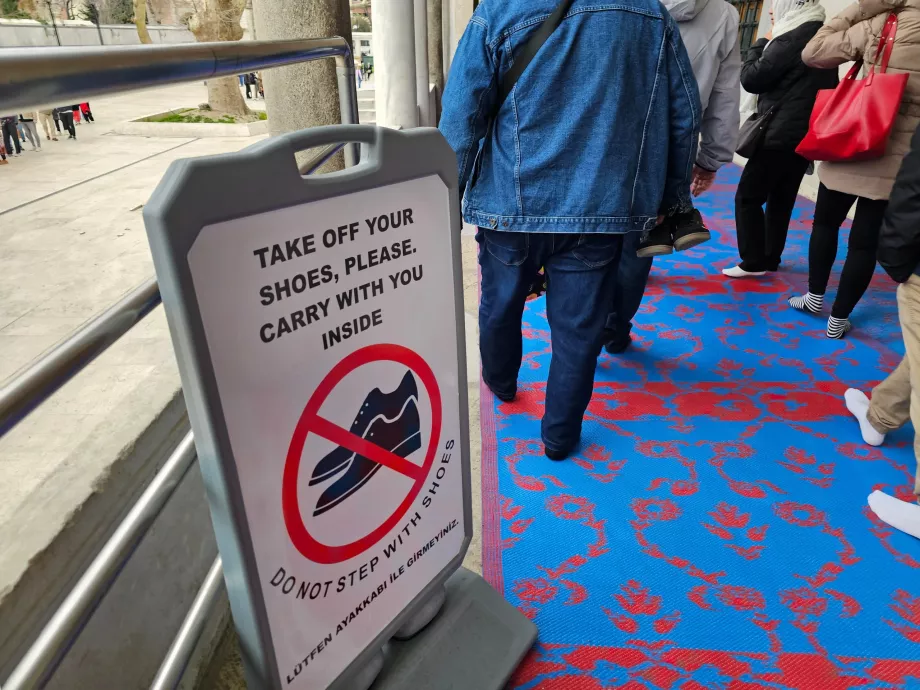 Синята джамия, информация за събуване на обувките