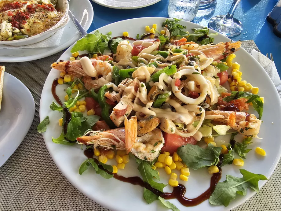 Салата с морски дарове