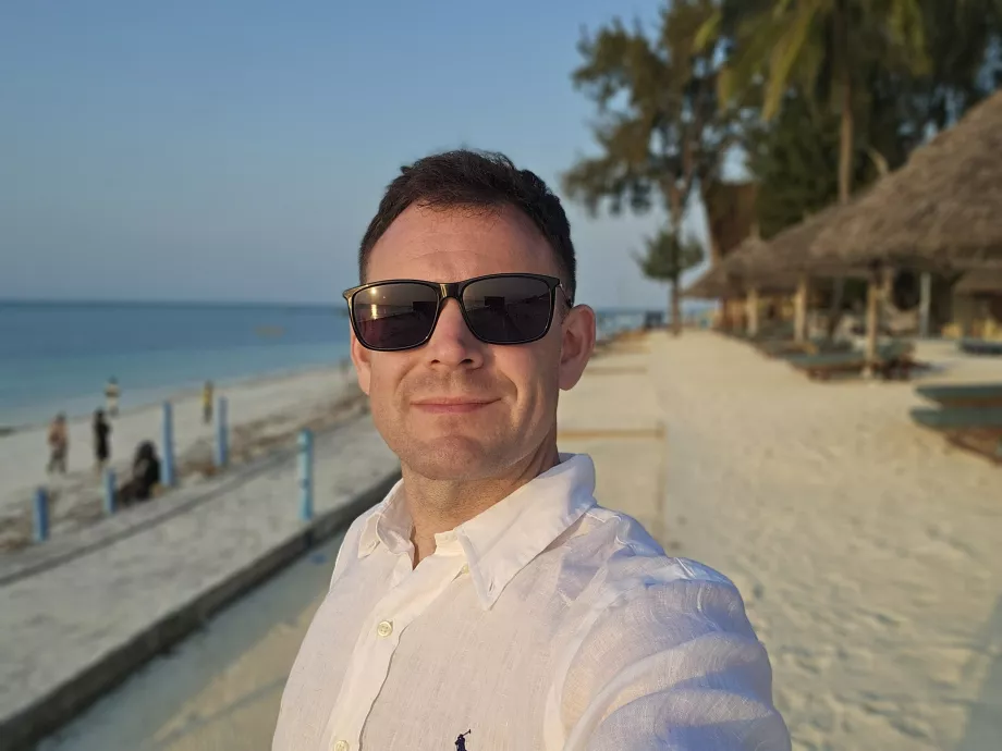 Аз на терасата на хотел Smiles Beach