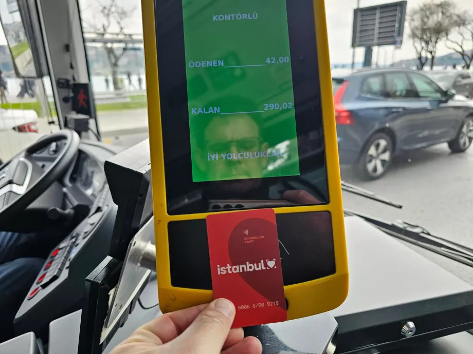 Плащане на Istanbulkart в автобуса