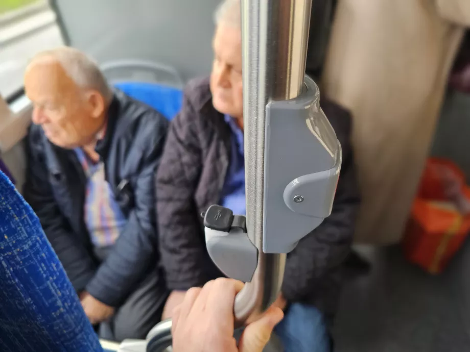 USB портове и бутон "Stop"