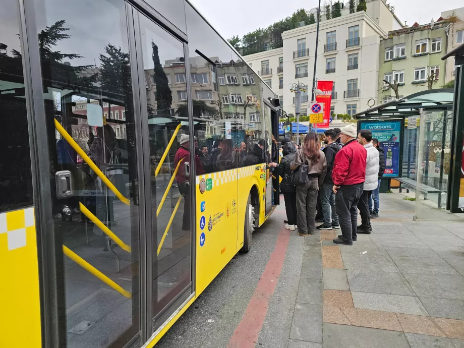 Качване в автобуса само през предната врата