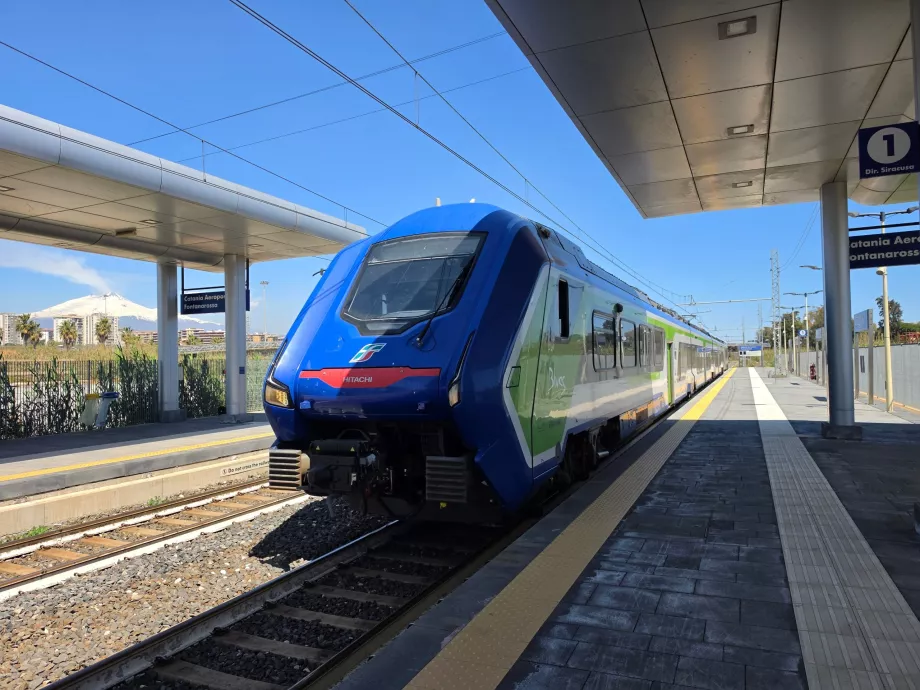 Влак Trenitalia на гарата в близост до летището
