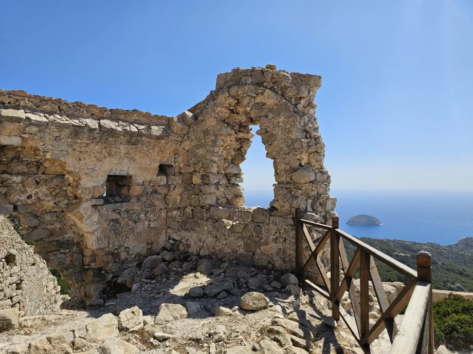 Замъкът Monolithos