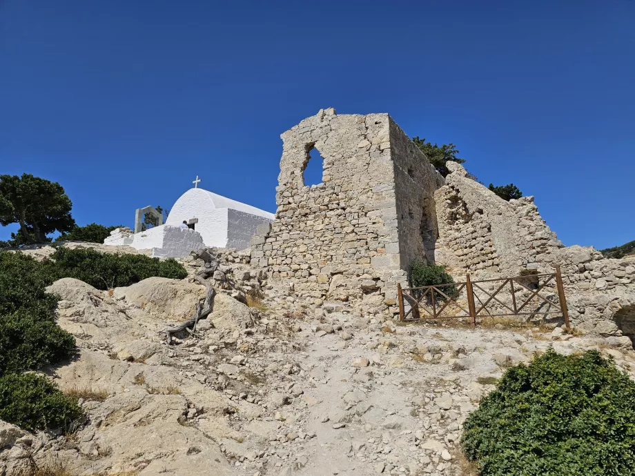 Замъкът Monolithos