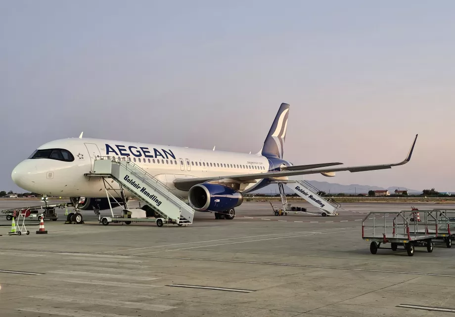 Airbus A320 на летище Родос