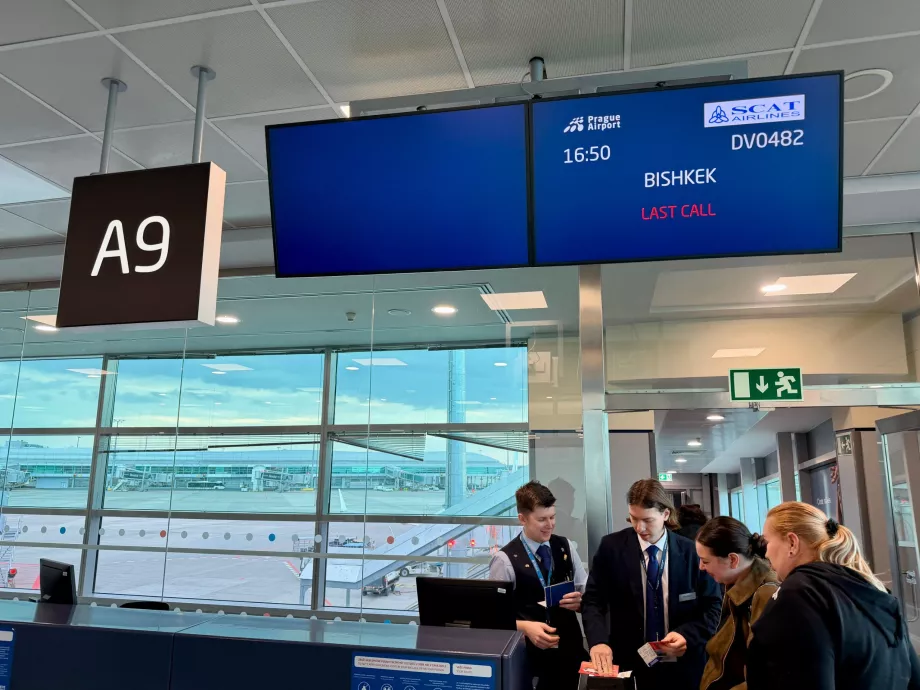 Качване на борда за полет до Саня през Бишкек