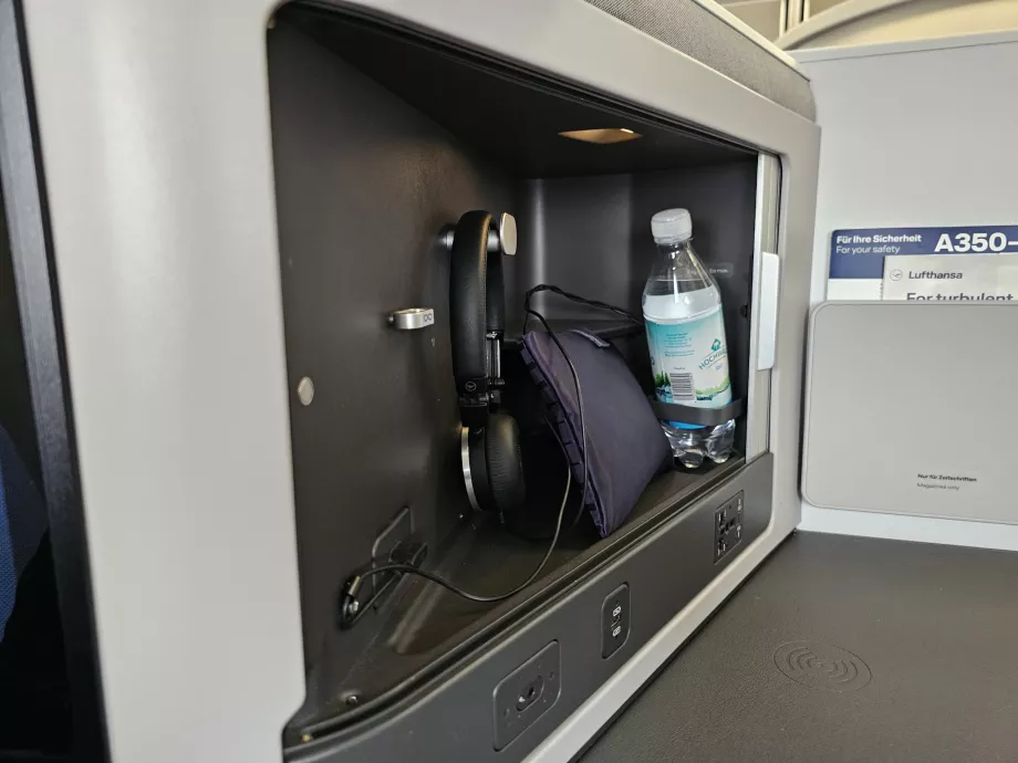 Слушалки, вода и комплект принадлежности