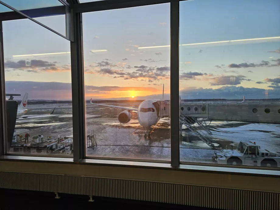 Изглед към района на летището от транзитната зона