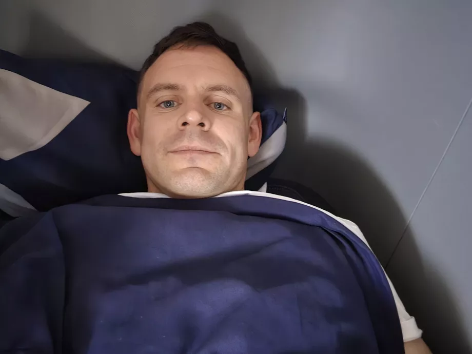 Кристофър лежи в леглото