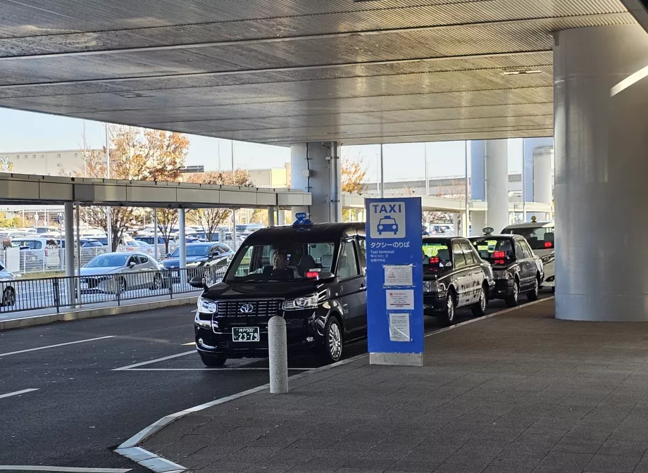 Таксиметрова стоянка пред Терминал 1