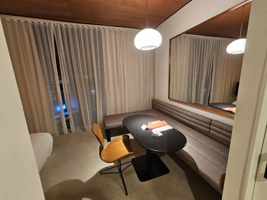 Стая, маса и дивани