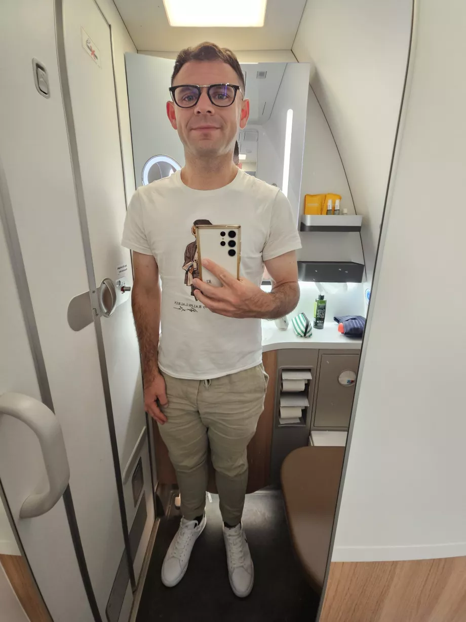 Кристофър в тоалетната