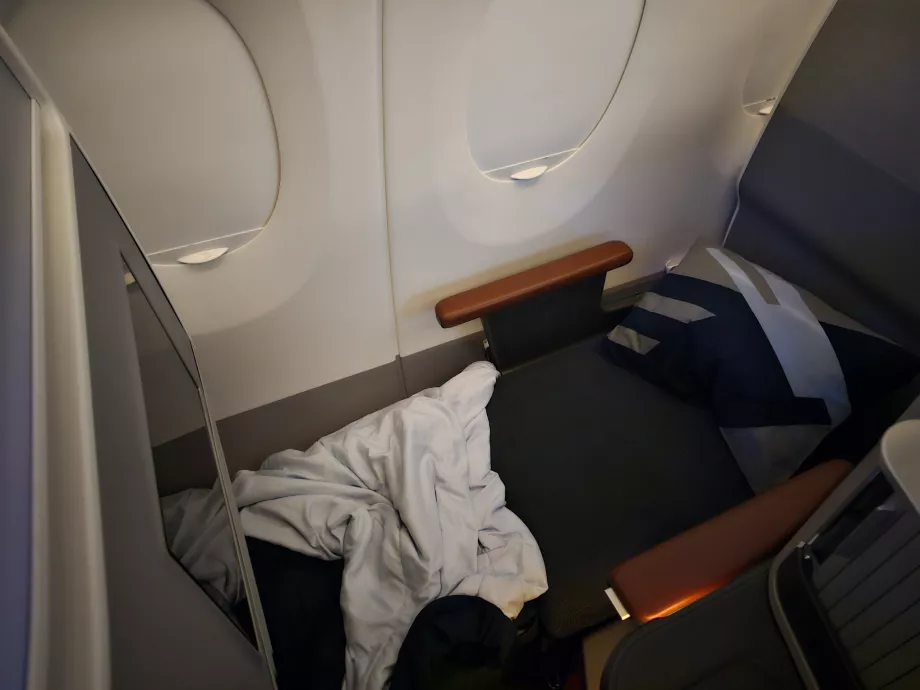 Диван, разгънат на легло