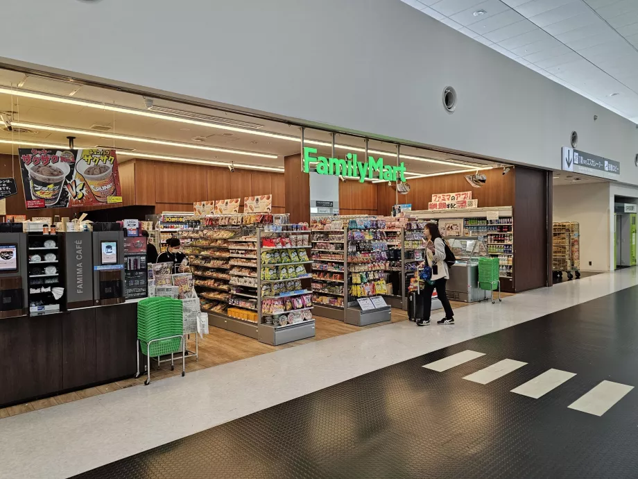 FamilyMart, Терминал 1, обществена зона