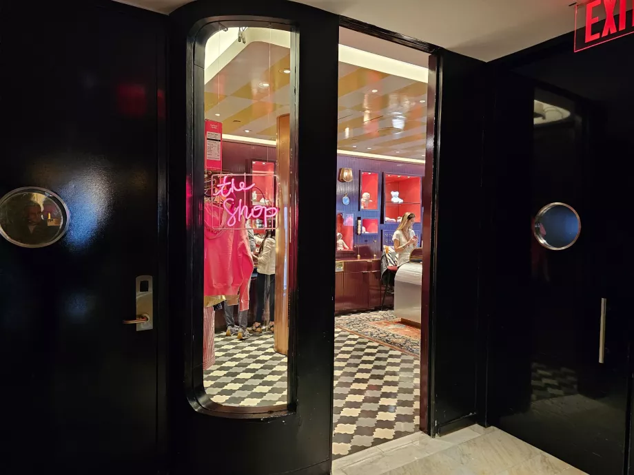 Магазин на приземния етаж на хотела