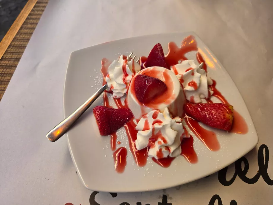Tonnarello Santa Maria, Panna Cotta с ягоди