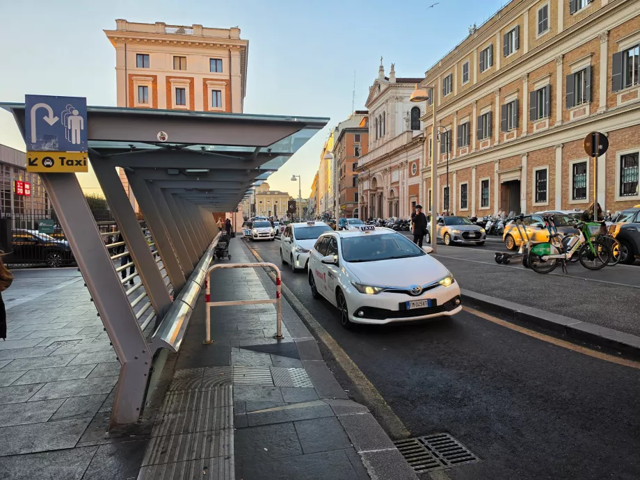 Таксиметрова стоянка пред гара Roma Termini