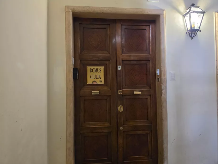 Вход към рецепцията