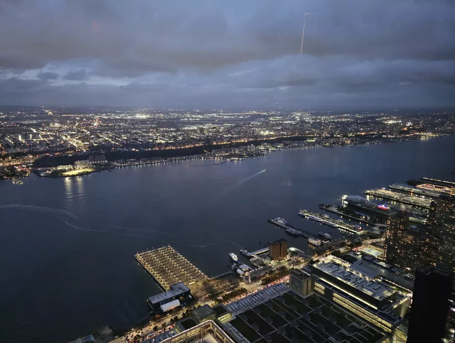 Изглед от вътрешната част на гледната точка "The Edge"