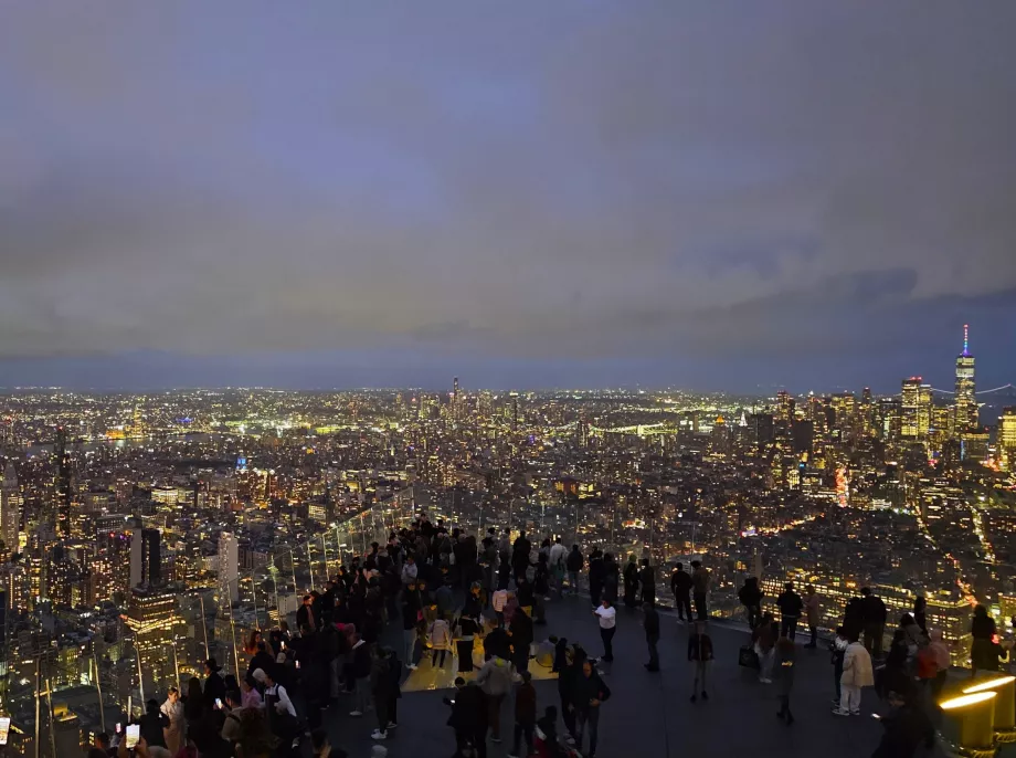 Гледка "The Edge" през нощта