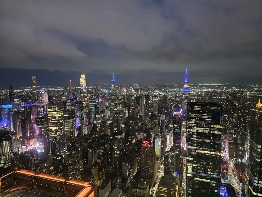 Гледка "The Edge" през нощта