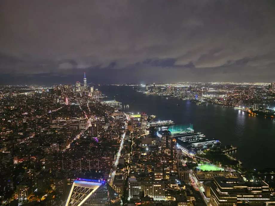 Нощен изглед от "The Edge"