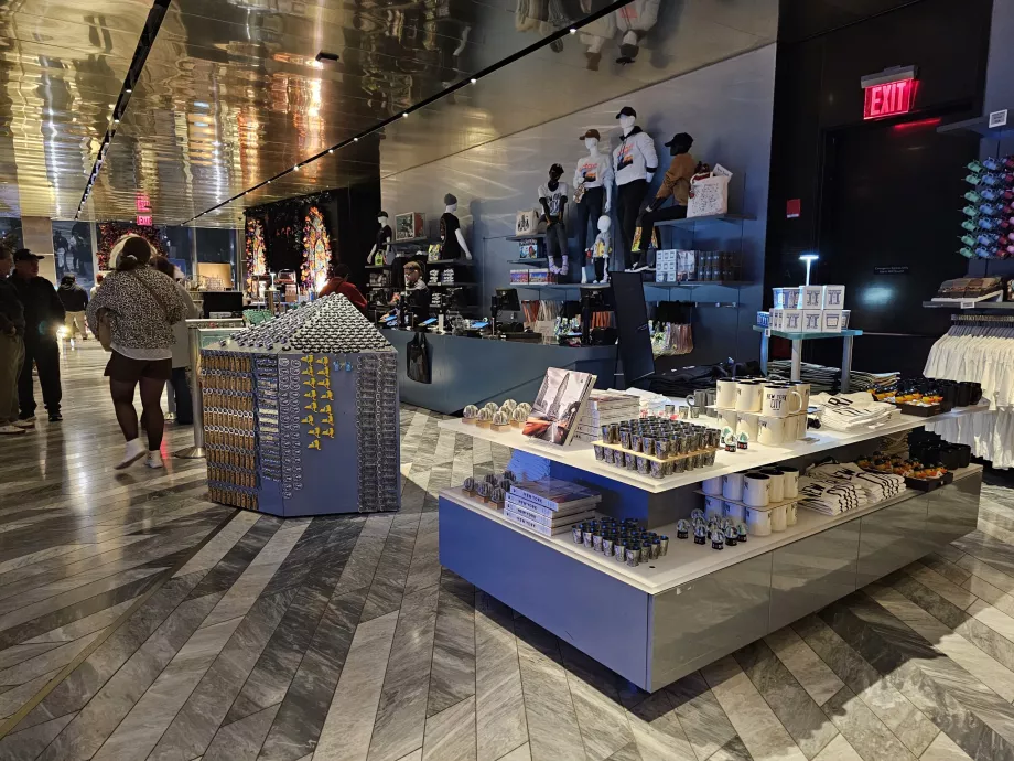 Магазинът за сувенири на изхода на "The Edge"