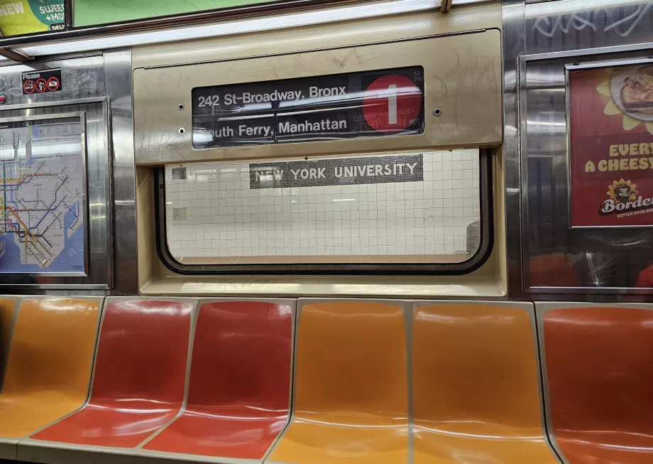 Интериор на по-стар вагон на метрото