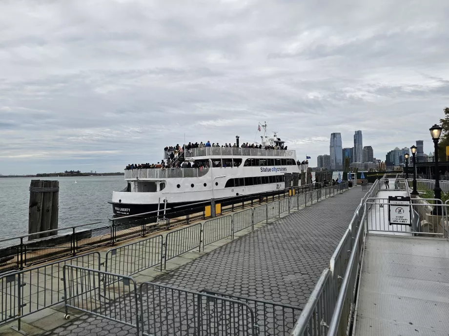 Пристанище за лодки Statue City Cruises