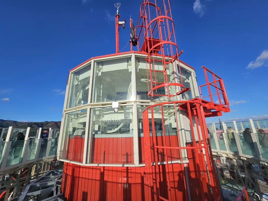 Фар в пристанищната кула на Кобе