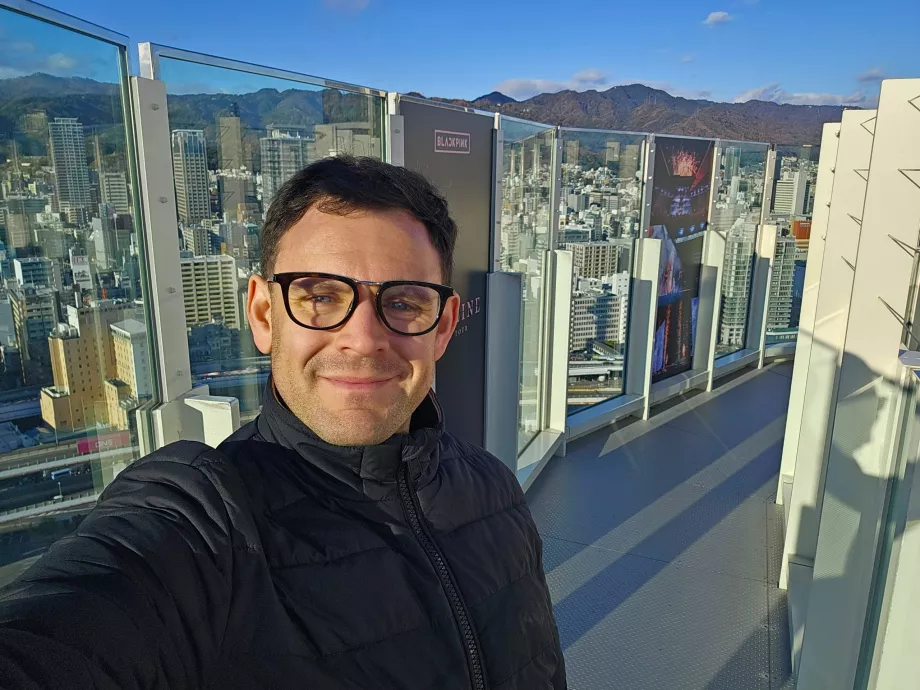 Аз в пристанищната кула на Кобе