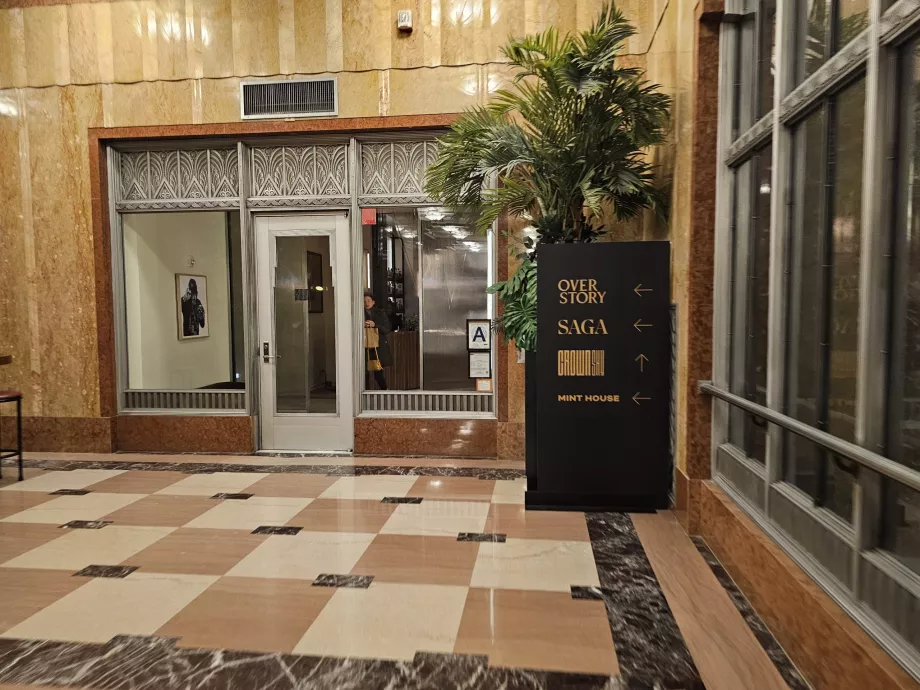 Вход към бар Overstory