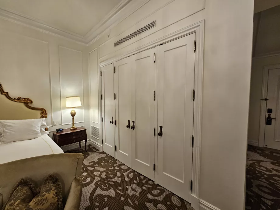 Гардероб в стаята