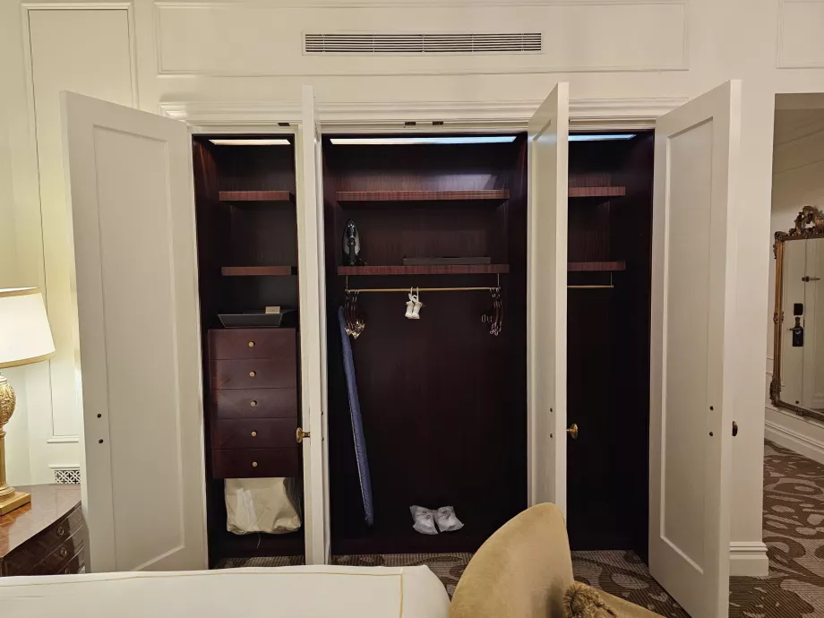 Вътре в шкафовете