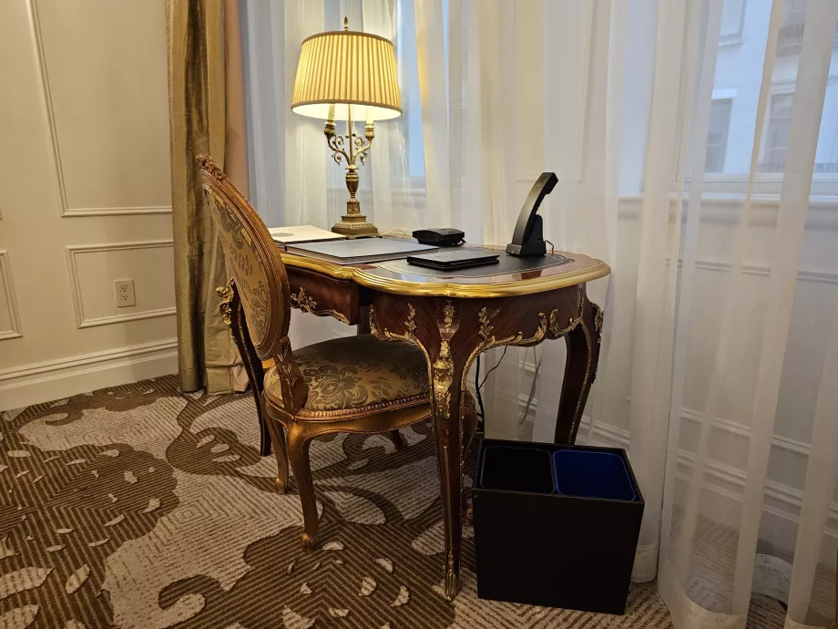 Маса в стаята