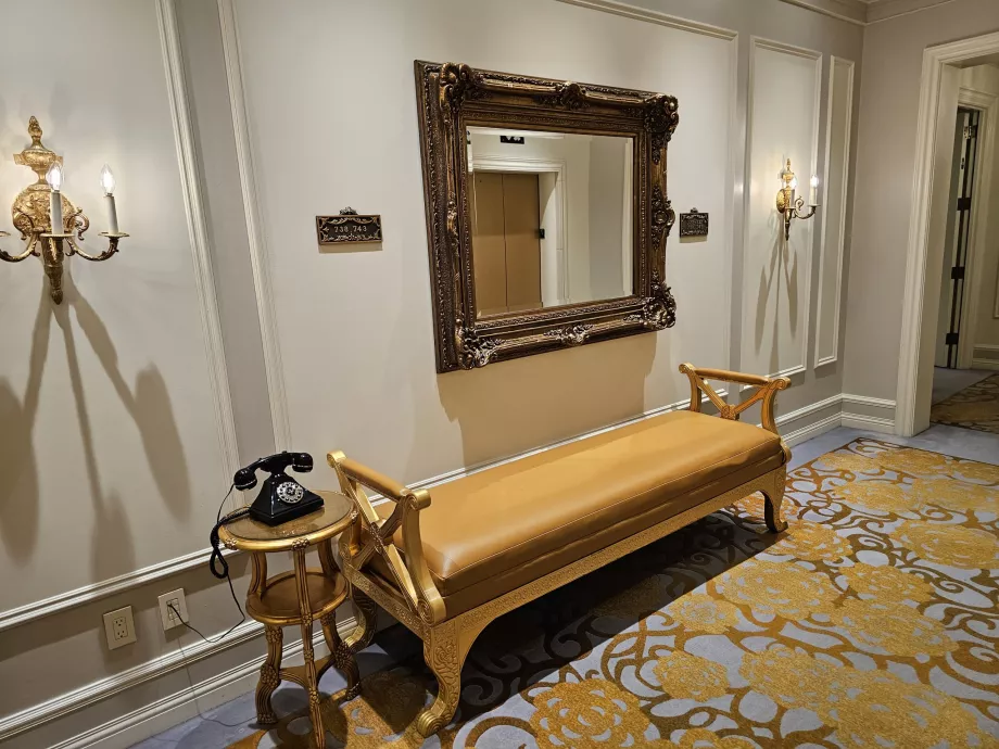 Диван до асансьора