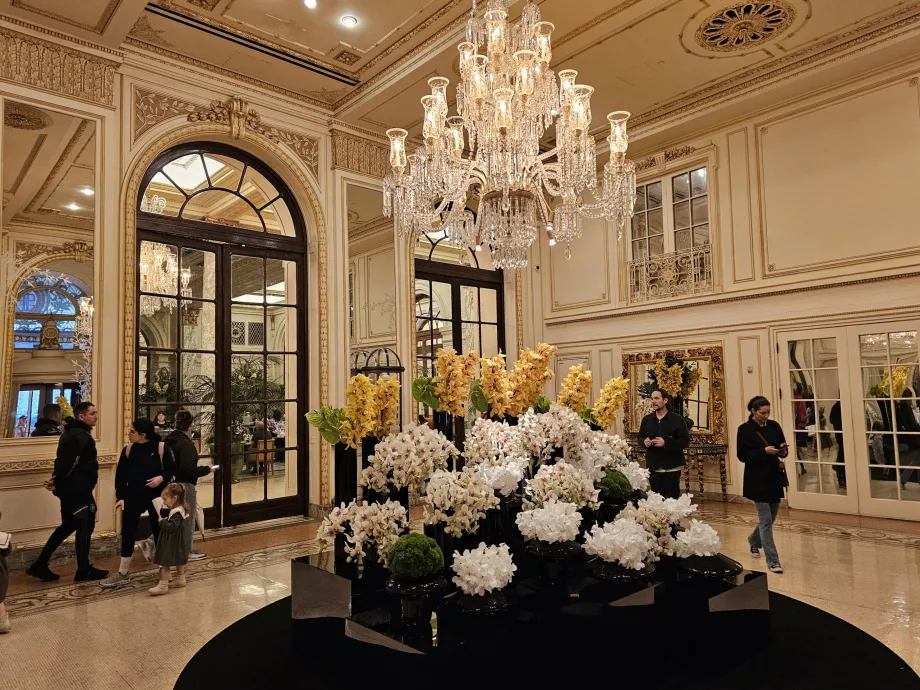 Главното лоби на хотела