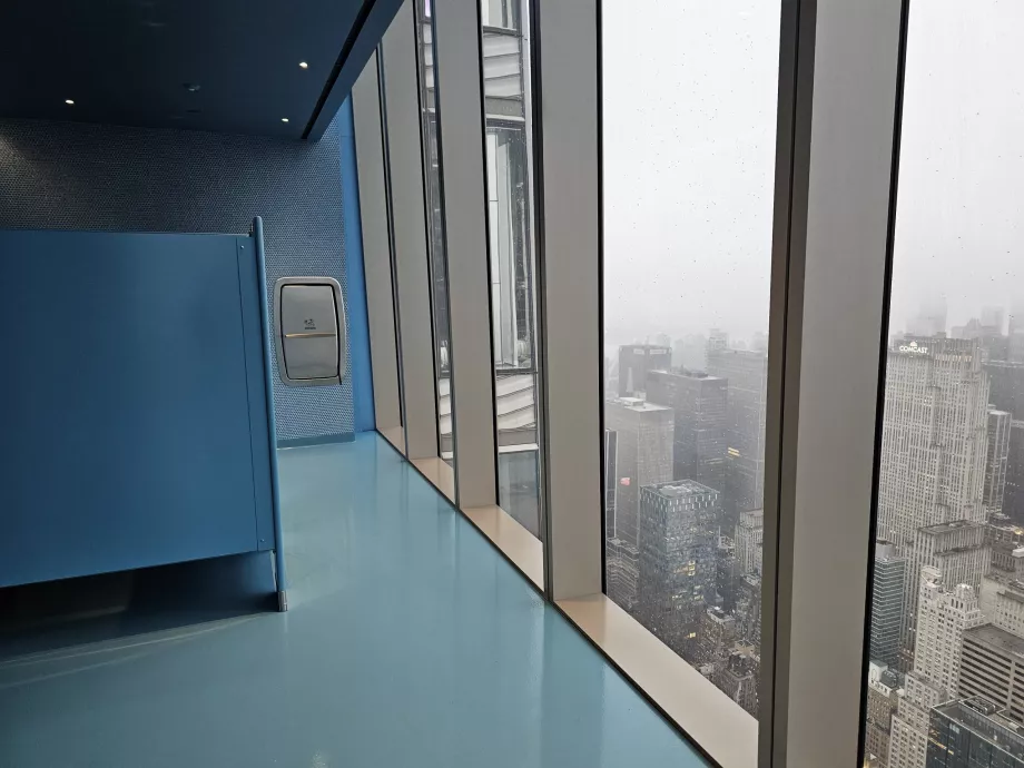 Summit One Vanderbilt, бани с изглед