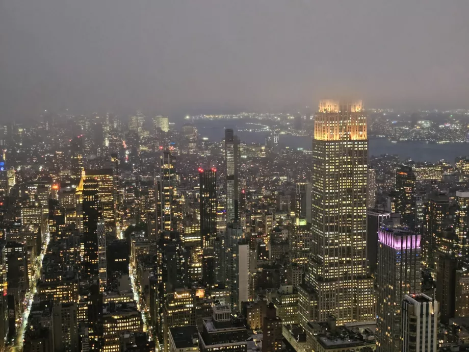 Summit One Vanderbilt, нощен изглед